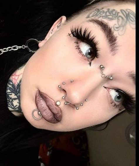 Bridge Chain Piercing, Double Nose Bridge Piercing, Bridge Piercing Chain, Nostril Chain Piercing, Piercing Bridge, Pierced Girls, Nose Bridge Piercing, Chain Piercing, Facial Piercing