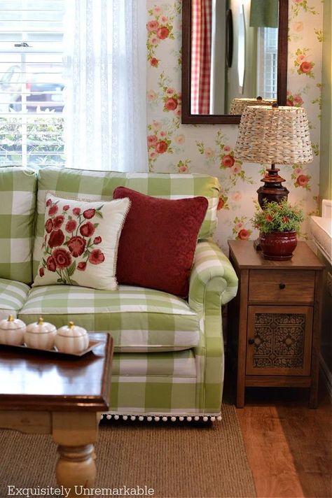 Floral Filled Cottage Style Decor Checked Sofa, Country Style Living Room, French Country Living Room, Country Cottage Decor, Cottage Living Rooms, Living Room Red, Colourful Living Room, Sofa Chaise, Cottage Interiors