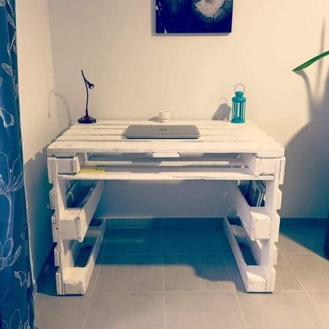 Pallet Study Table Ideas, Diy Pallet Vanity, Euro Pallet, Diy Standing Desk, Palette Furniture, Pallet Desk, Pallet Table Diy, Outdoor Woodworking Projects, Loft Bed Plans