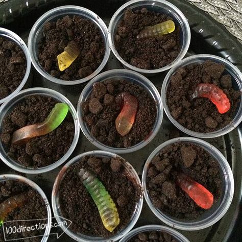 Worm Garden, Halloween Appetizer Ideas, Dirt And Worms, Quick Halloween Treats, Eyeballs Halloween, Halloween Mat, Halloween Appetizer, Homemade Chocolate Pudding, Diy Halloween Treats