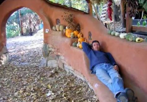 Homestead Essentials, Cob Wall, Walls Architecture, Earthship Design, Cob Building, Earth Bag Homes, Straw Bale House, Eco Buildings, Earthship Home