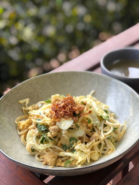 Burmese Thick Noodle Chicken Salad (Nan Gyi Thoke) – Yummy Calories Thai Chicken Salad With Noodles, Nan Gyi Thoke, Burmese Food Recipes, Cold Asian Chicken Noodle Salad, Burmese Noodles, Burmese Chicken Curry, Burmese Salad, Noodle Chicken Salad, Burmese Noodle Salad