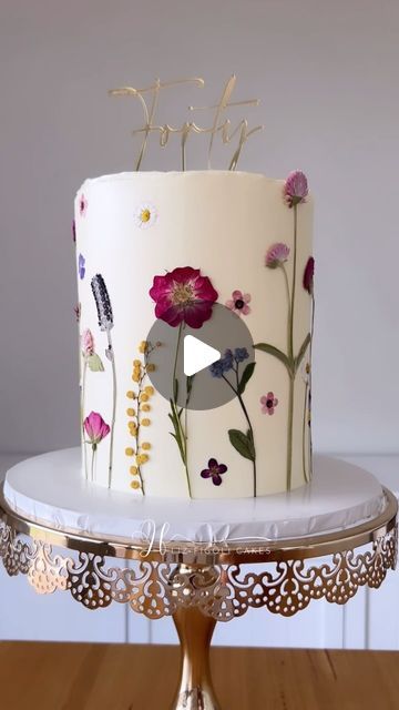 Pressed Flower Cakes, Real Flower Birthday Cake, Real Flower Cake Decorating, Real Flower Cake, Cake With Dried Flowers, Pressed Flower Cake, Dried Flower Cake, Dried Flower Candles, Flower Cake Design