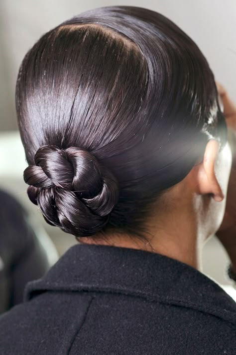 7 Humidity-Proof Hairstyles to Wear All Season Long via @ByrdieBeauty Hairstyle Slicked Back, Sleek Buns, Braided Buns, Hair In A Bun, Low Bun Hairstyles, Sleek Bun, Daily Hairstyles, Fishtail Braid, Easy Chic