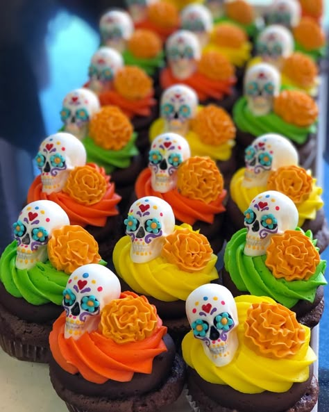 Sugar Skull Cupcakes, Day Of The Dead Cupcakes, Dia De Los Muertos Cake Ideas, Sugar Skull Birthday, Dia De Los Muertos Party Ideas, Skull Cupcakes, Pasteles Halloween, Dia De Los Muertos Decorations Ideas, Postres Halloween