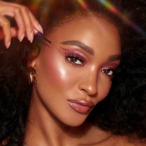 Classic Eyeliner, Charlotte Tilbury Pillow Talk, New Years Eve Makeup, Charlotte Tilbury Makeup, Makeup Icons, Magical Makeup, Single Eyeshadow, Elegant Makeup, Colour Pop