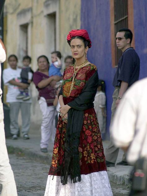 Salma Hayek On The Set Of the Film "Frida Kahlo" Frida Kahlo Work, Mexican Clothing, Frida Kahlo Portraits, Frida Kahlo Style, Frida And Diego, Frida Art, Mexican Actress, Frida Kahlo Art, Harvey Weinstein