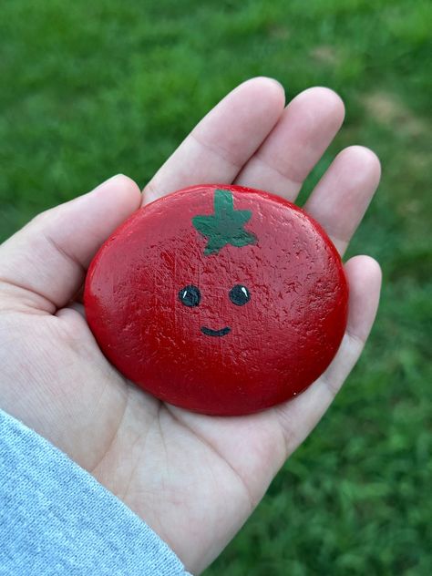 Hand painted vegetable rocks. Great to use in your garden as labels for your plants or as a decoration in your house plants! Rock Inspo Painting, Easy Painting Crafts For Adults, Painting On Pebbles, Rock Painting Art Simple, Painted Rocks Kids Easy, Easy Painted Rocks For Beginners, Rock Painting Ideas Christmas, Painted Stones And Rocks, Spring Rock Painting