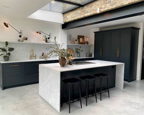 Instagram Reality, Open Plan Kitchen Dining Living, Open Plan Kitchen Dining, Open Plan Kitchen Living Room, Reeded Glass, Kitchen Interiors, House Extension Design, Dark Kitchen, Concrete Kitchen