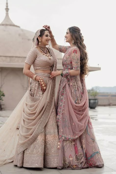 Dress For Bride Sister, Sister Wedding Dress, Unique Photo Ideas, Bridesmaid Poses, Brides Sister, Bridesmaid Pictures, Indian Bride Photography Poses, Bridesmaid Photoshoot, Sisters Photoshoot Poses