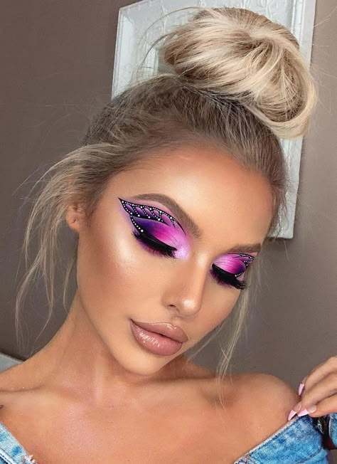 Simple festival makeup looks with pink bold eyeshadow and gems Coachella Makeup, Make Carnaval, Makeup Themes, Festival Make Up, Festival Makeup Glitter, Mekap Mata, Butterfly Makeup, Rave Makeup, Smink Inspiration