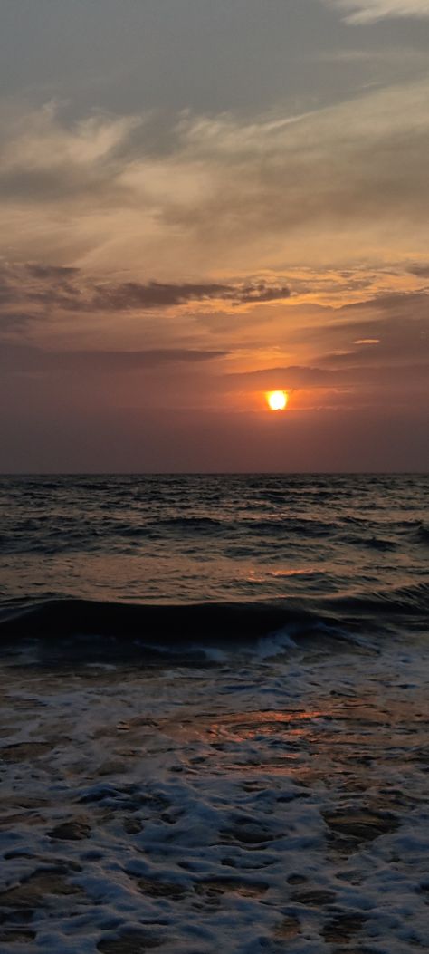 That's juhu beach located in Mumbai, India. Mumbai Beach Aesthetic, Juhu Beach Snap, Juhu Beach Aesthetic, Juhu Beach Mumbai Night, Juhu Beach Mumbai, Mumbai Beach, Juhu Beach, Mumbai City, Marina Beach