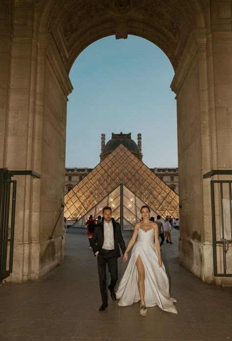 Elopement Wedding Europe, Louvre Wedding Photography, Elopement In Paris, Paris Engagement Photoshoot, Paris Wedding Photoshoot, Paris Engagement Shoot, Paris Wedding Photos, Paris Prewedding, Paris Couple Pictures