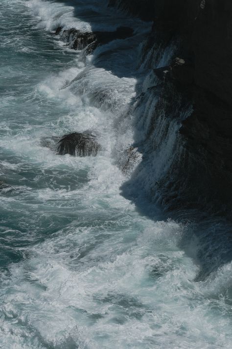 Waves Crashing On Rocks, Sea Pictures, Waves Ocean, Nature Ocean, Waves Crashing, Image Nature, Rocky Shore, Free Phone Wallpaper, Crashing Waves