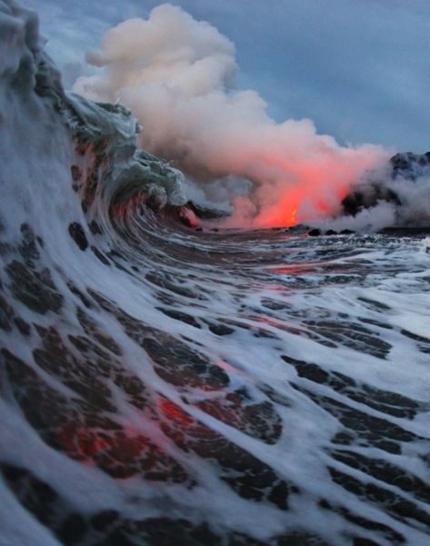 Hawaii Landscape, Ocean Storm, Surfing Photography, Interesting Places, Beautiful Sea, Haunted Places, Alam Yang Indah, Sleeve Tattoo, Big Island