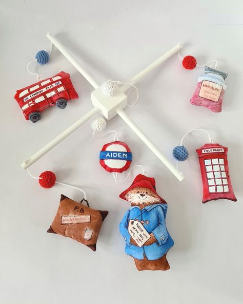 Paddington Nursery, Bear Nursery Theme, Bear Mobile, London Theme, Baby Deco, Themed Kids Room, Bear Nursery, Nursery Theme, Paddington Bear