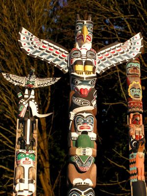 Totem poles symbolize the relationship between humanity and nature. Native American Totem Poles, Native American Totem, Totem Poles, Native American Peoples, Totem Pole, Lodge Decor, American Indian Art, Native American History, Native American Culture