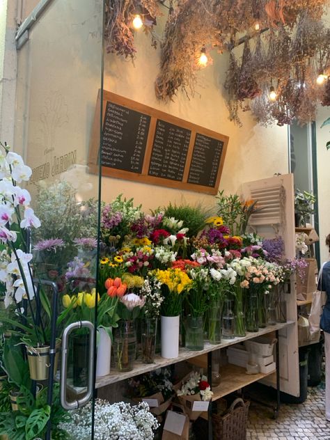 Vintage Flower Shop Aesthetic, Flower Store Aesthetic, Book Shop Aesthetic, Coffee Book Shop, Flower Coffee Shop, Store Aesthetic, Flower Cafe, Coffee Book, Flower Store