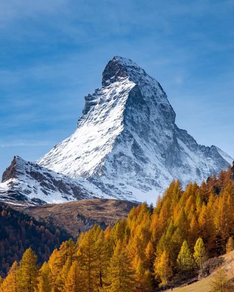 Matterhorn Painting, Mountain Landscape Photography, Mount Shasta, Nature Drawing, Amazing Views, Zermatt, Mountain Paintings, Autumn Vibes, Watercolor Inspiration