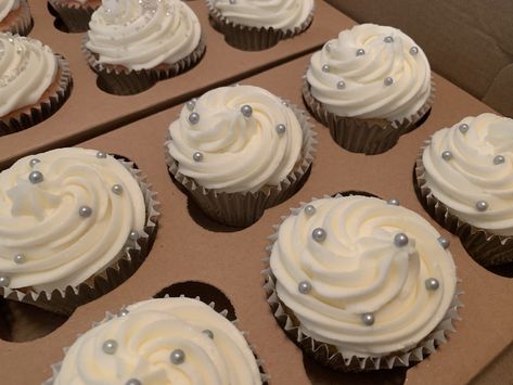 Silver and white cupcakes Silver Birthday Cake Aesthetic, White Cupcakes Aesthetic, White And Silver Cupcakes, White And Silver Birthday Decorations, White And Silver Birthday, 60th Wedding Anniversary Party, Sweet 16 Cupcakes, Sparkle Cupcakes, 50th Birthday Cupcakes