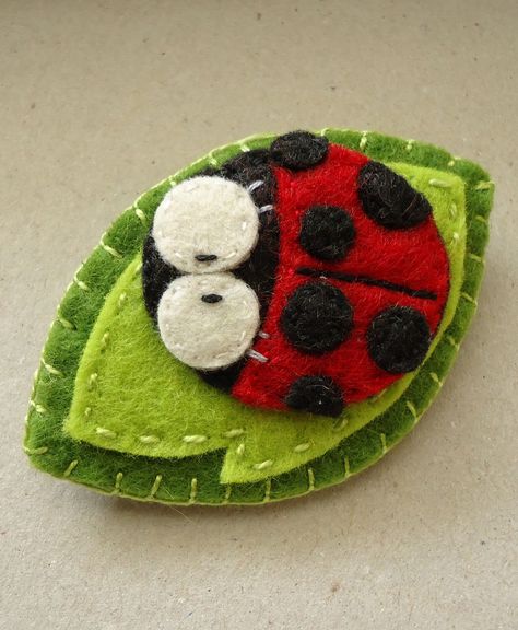 Felt ladybug - by Meia Lua Ladybug Crafts, Felt Hair Clips, Felt Embroidery, Felt Jewelry, Felt Pattern, Wool Projects, Felt Patterns, Felt Brooch, Felt Christmas Ornaments