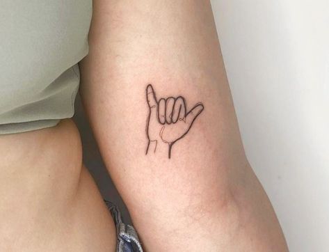 Hang Loose Hand Tattoo, Hang Loose Aesthetic, Hang Loose Tattoo Simple, Hang Ten Tattoo, Shaka Tattoo Simple, Peace Hand Tattoo, Chill Tattoo Ideas, Thumbs Up Tattoo, Hang Loose Tattoo