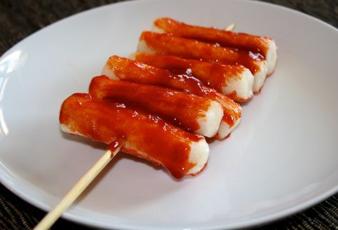 ddeok-gochi (rice cake sticks) (Dduk-rice cakes/dumplings) Fried Rice Cakes, Vegan Korean Food, Stir Fried Rice, Tteokbokki Recipe, Fried Meat, Fried Veggies, Vermicelli Recipes, Rice Noodle Recipes, Asian Side Dishes