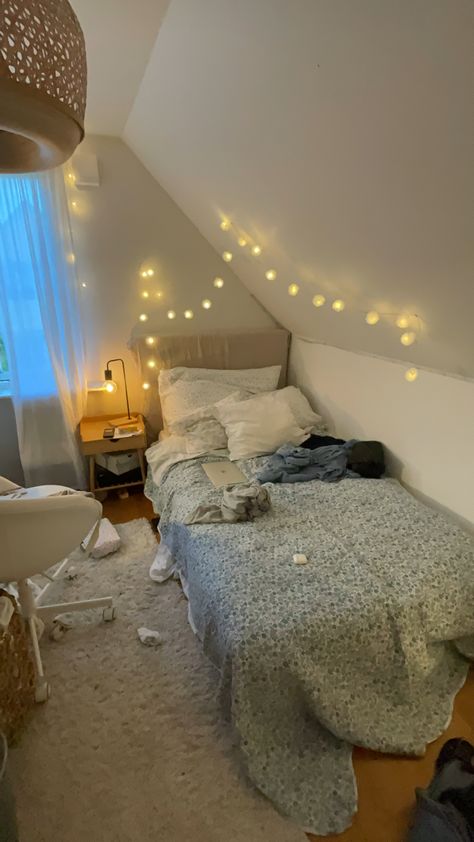 Lit Aesthetic, Winter Room, Cosy Room, Attic Bedroom, Cozy Room Decor, Dreamy Room, Room Redo, Dream Room Inspiration, Room Makeover Bedroom