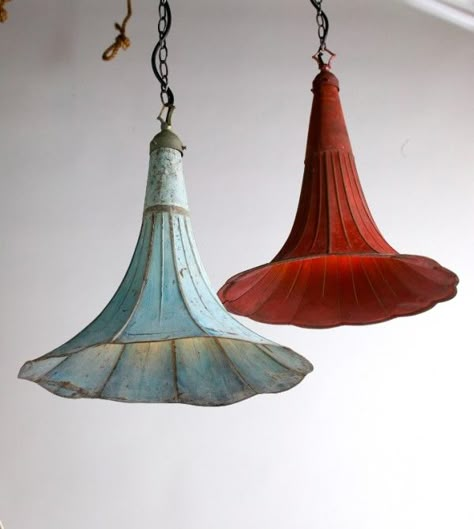 Pending Lamps From Recycled Gramophones - there is a hat store in Austin that has some of these. Shabby Chic Lighting, Recycled Lamp, Wand Organizer, Lamps Hanging, Steampunk Lighting, Diy Lampe, Creative Lighting, Antique Lighting, Shabby Chic Homes