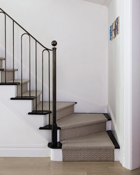 Jenny Keenan on Instagram: “Sometimes simple lines are all you really need. Especially in this pretty little detail shot. #jkdesignprojects” Paneled Stairwell, Indoor Stair Railing, Iron Staircase Railing, Sofa Area, Design Stairs, Indoor Railing, Metal Stair Railing, Interior Stair Railing, Small Staircase