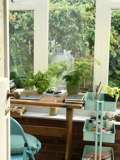 Indoor Garden Working Space, Writing Studio Workspaces, Writing Space Inspiration, Studio Seni, Studio Plants, Interior Artist, Writing Nook, Design Studio Space, Writing Studio