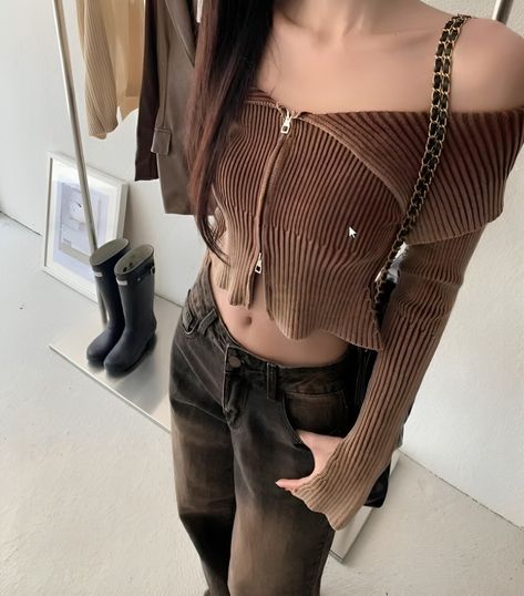 Brown Off-Shoulder Zip Cardigan | Yuqi - (G)I-DLE Brown L Cute Korean Outfit Ideas, Brown Top Aesthetic, Korean Style Clothes, E Girl Outfits, Elegant Tops, Women Streetwear, Zip Cardigan, Quick Outfits, Cardigan Women