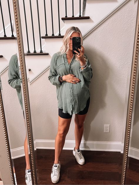 Cute Outfits While Pregnant Summer, Cute Maternity Outfits For Summer Casual, Pregnant Date Night Outfit Summer, Trendy Bump Outfits, Maternity Summer Casual Outfit, Vegas Outfit Ideas Pregnant, Summer Bump Outfits Casual, Maternity Biker Shorts Outfit Summer, Comfortable Maternity Outfits Summer