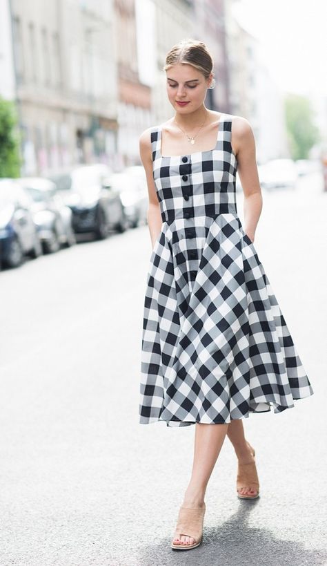 A graphic, gingham dress is worn with minimal nude mules and a dainty necklace Berlin Fashion Week Street Style, Gingham Trend, Summer Gingham, Cool Girl Style, Berlin Fashion Week, Vestidos Vintage, Brigitte Bardot, Gingham Dress, Plaid Skirt