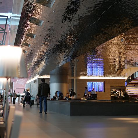 Qatar International Airport, Doha Airport, Water Ripple Stainless Steel, Hamad International Airport, Business Lounge, Ceiling Details, Ceiling Cladding, Mirror Ceiling, Ceiling Materials