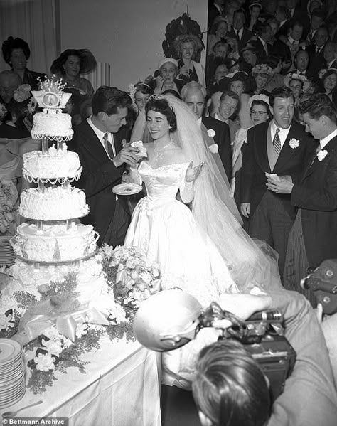 Vintage Wedding Cakes, Celebrity Wedding Photos, 50s Wedding, 1950s Wedding Dress, Old Hollywood Wedding, John Connor, 1950s Wedding, Wedding Cake Photos, Hollywood Wedding