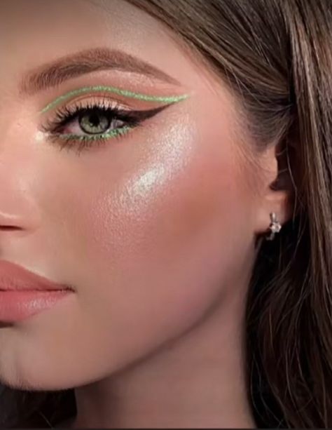 Light Green Makeup Looks, Mint Eyeliner, Eyeliner Grafico, Trucco Euphoria, Mekap Mata, Prom Eye Makeup, Eye Makeup Looks, Swag Makeup, Eye Makeup Pictures