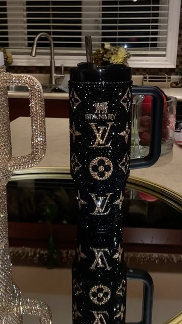 Bedazzled Cups, Country Birthday Cakes, Lv Tumbler, Stanley Ideas, Baddie Pfps Aesthetic, Copo Stanley, Stanley Products, Bling Bottles, Fancy Cup