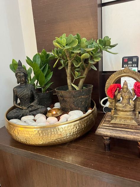 Wooden Decoration Ideas, Urli Decoration Ideas, Buddha Statue Decor, Crystal Room Decor, Buddha Home Decor, Home Flower Decor, Colorful Room Decor, Vintage Brass Decor, Indian Room Decor