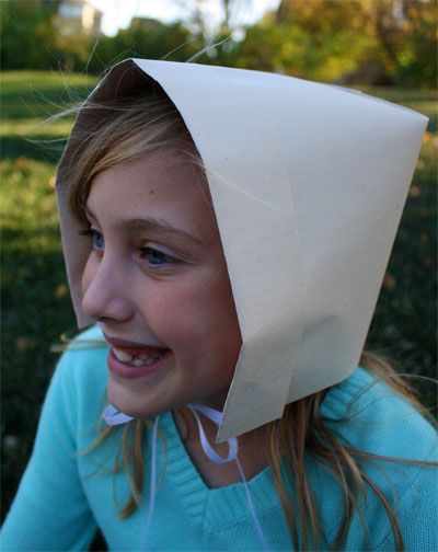 How to make a Pilgrim Bonnet out of paper. This would be a fun craft for thanksgiving lessons Colonial Day Costume Diy, Pilgrim Bonnet Template, How To Make A Bonnet Diy, Pilgrim Bonnet, Bonnet Tutorial, Party Food Easy Appetizers, Pilgrim Hats, Halloween Appetizers Easy, Thanksgiving Lessons