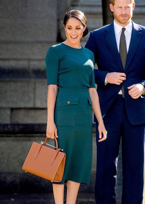 A Quick Rundown of Every Bag Meghan Markle Has Carried Since the Wedding Strathberry Midi Tote $675 Meghan Markle Strathberry, Meghan Markle Purse, Megan Markle Handbags, Megan Markle Suits Outfits, Meghan Markle Handbag, Meghan Markle Bags, Mulberry Bag Outfit, Strathberry Bag Outfit, Grey Bag Outfit