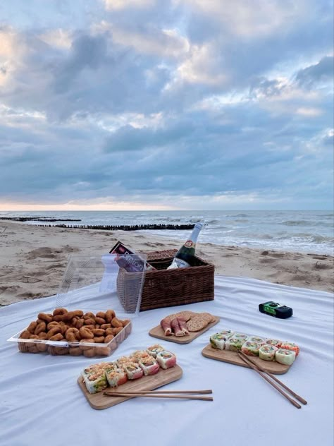 Sushi Picnic Ideas, Sushi Beach Picnic, Sushi Picnic, Picnic Board, Picnic Aesthetics, Romantic Beach Picnic, Picnic At The Beach, Picnic Date Food, Dream Dates