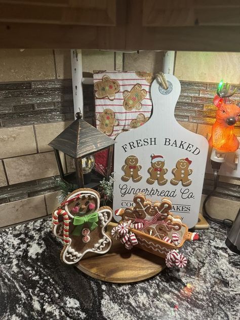 Tiered Tray Decorating & More | One more gingerbread tray | Facebook Gingerbread Baking, Christmas Booth, Tray Ideas, Baking Tray, Craft Show Ideas, Freshly Baked, Tiered Tray, Tray Decor, Gingerbread