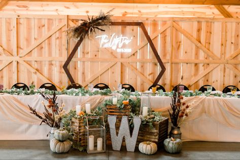 Fall Wedding Head Table Backdrop, Boho Fall Wedding Head Table, Western Boho Wedding Head Table, Fall Boho Wedding With Pumpkins, Rustic Boho Wedding Head Table, Rustic Boho Head Table, Boho Wedding Head Table Decor, Front Of Head Table Decor, Head Table Fall Wedding