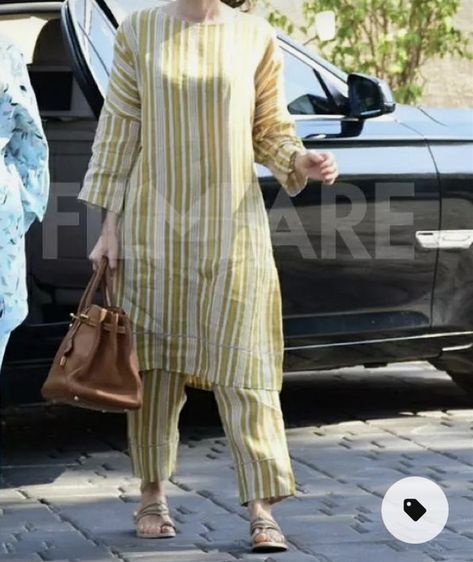 Style Outfits Summer, Summer Vibes Aesthetic, Karishma Kapoor, Aesthetic Summer Outfits, Designer Aesthetic, Karisma Kapoor, Simple Kurta Designs, Simple Kurti Designs, Pakistani Fashion Casual