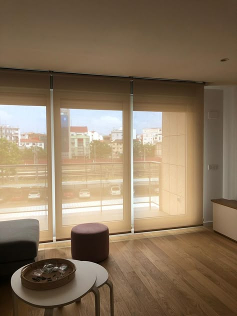 Apartment Blinds, Living Room Window Curtains, Room Window Curtains, Apartment Design Inspiration, Solar Screen, Cortinas Roller, Cortina Roller, Door Shades, Bandeja Bar