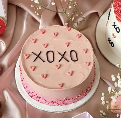 Simple Valentines Cakes Ideas, Valentines Cake Ideas Minimalist, Galentines Party Cake Ideas, Cute Valentines Cake, Valentines Cake Ideas Easy, Galentines Party Cake, Valentine’s Cake, Valentine’s Day Cakes Aesthetic, Valentine's Day Cake Ideas