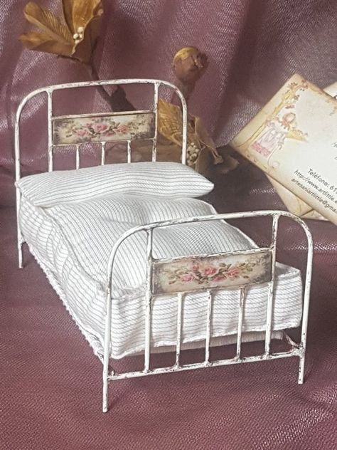 Miniature Bed, Cama Individual, Dollhouse Bed, Dollhouse Bedroom, Diy Barbie Furniture, Diy Doll Miniatures, Soft Mattress, Dollhouse Miniatures Diy, Doll Beds