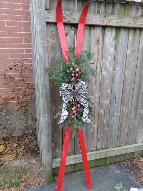 Old Skis Decor Christmas, Ski Decorations Christmas, Ski Christmas Decor, Vintage Ski Lodge Decor, Ski Furniture, Ski Christmas, Diy Outdoor Christmas Decorations, Sled Decor, Diy Snowman Ornaments