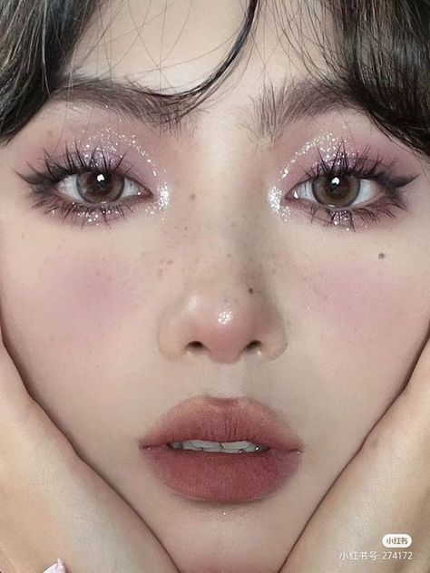 Eyeshadow Looks For White Outfit, Glittery Makeup Aesthetic, K Pop Makeup, Rosy Blush, Glittery Eye Makeup, Pop Makeup, Concert Makeup, Glitter Makeup Looks, Sparkly Makeup